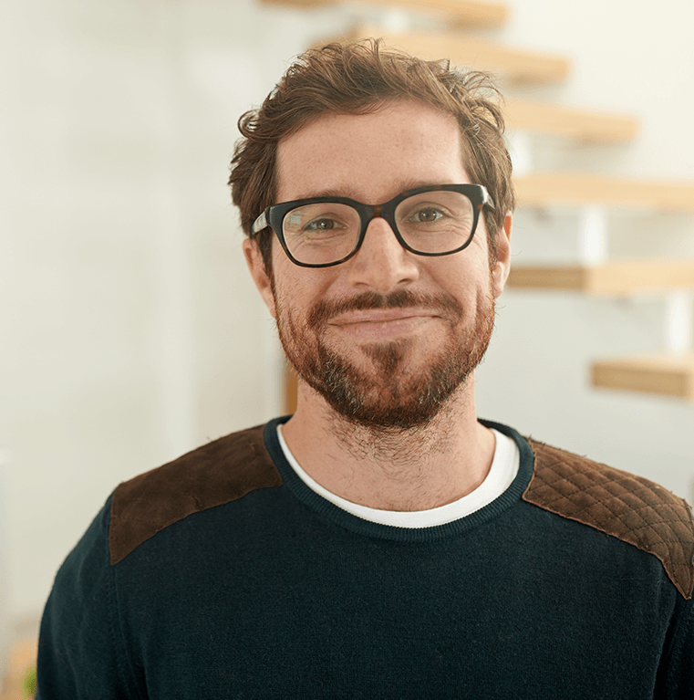 Homem investidor sorrindo